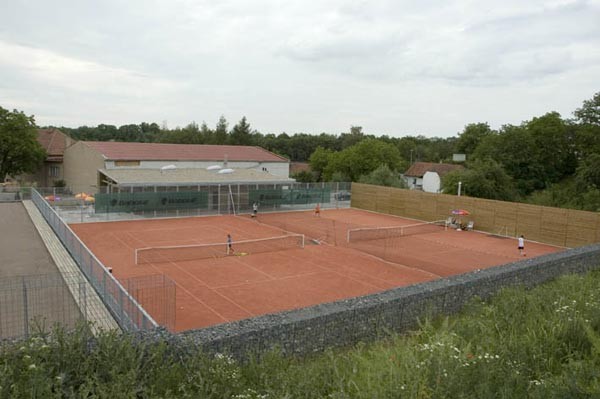 Tenisové kurty v areálu Žalov-Roztoky