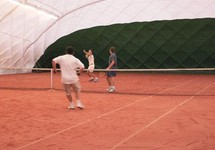 Kurty v tenisové hale